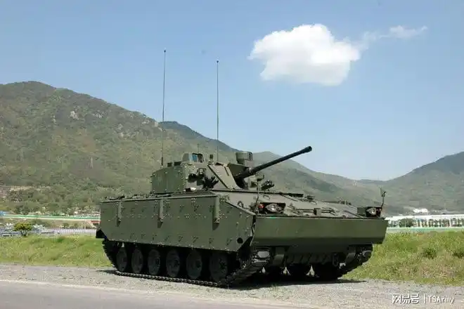 战车,外观显得非常可观,具有跨时代感,而且外表带有拼接式模块化装甲