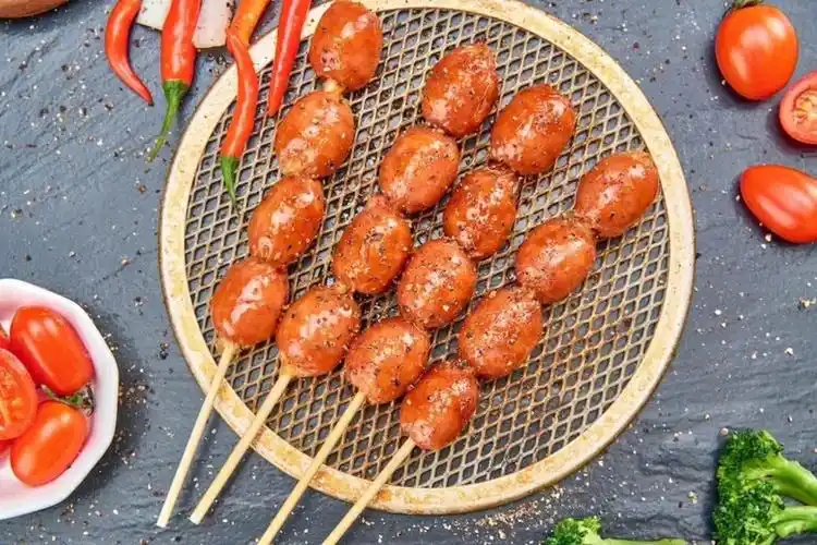 麻辣波波肠串给你舌尖上的美味,纯肉的制作和弹珠式的外形让我们回忆