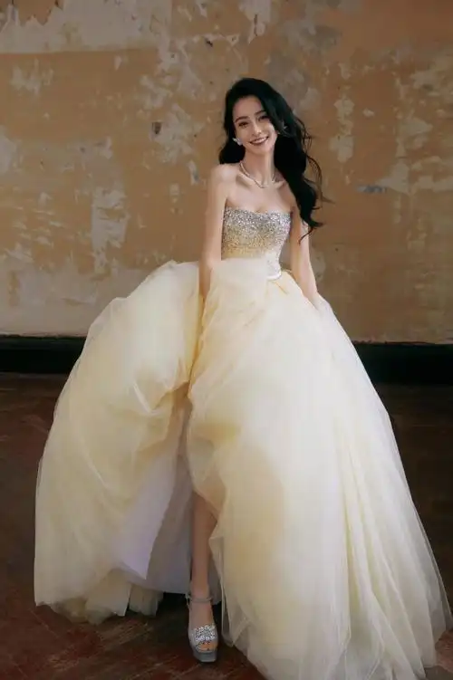 童话梦境,angelababy晶钻华尔兹抹胸礼裙绽放微博之夜_时尚_星悦