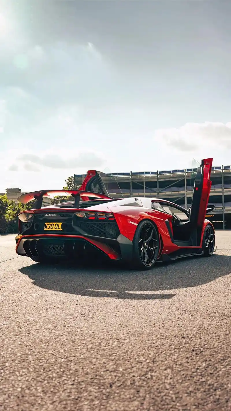 兰博基尼sv和svj 你认为哪个比较帅一点?#兰博基尼sv  - 抖音