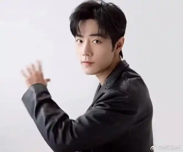 肖战黑皮风衣##肖战转椅回眸