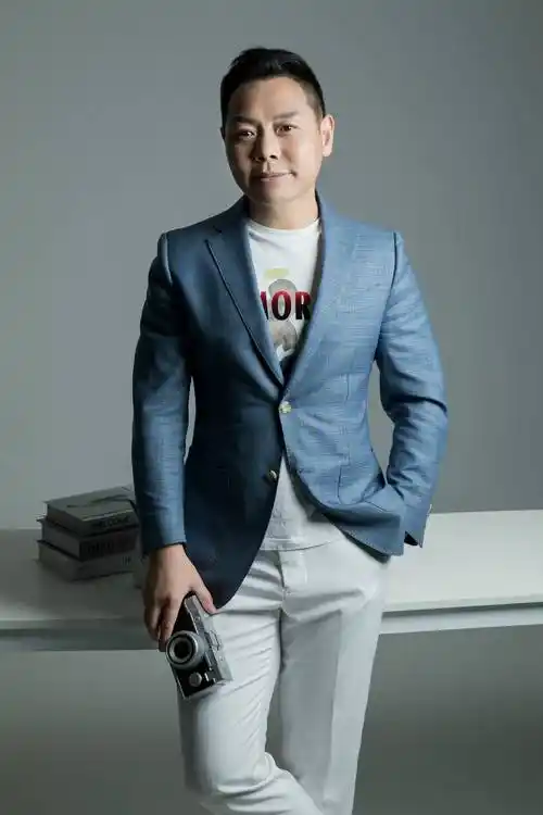 赵国英曝光新写真 西装笔挺彰显成熟男人魅力_工作_生活_休闲装