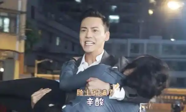 难怪电视里只有上半身镜头下移后是观众看不了的尴尬画面