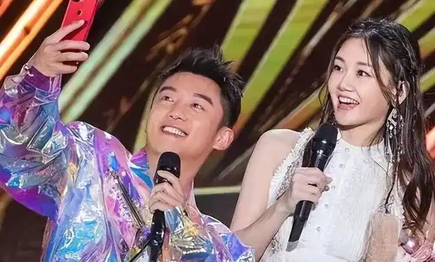 苗苗深夜晒卷发视频,结果网友关注点全歪,脖子上"草莓"明显|郑恺|杨颖