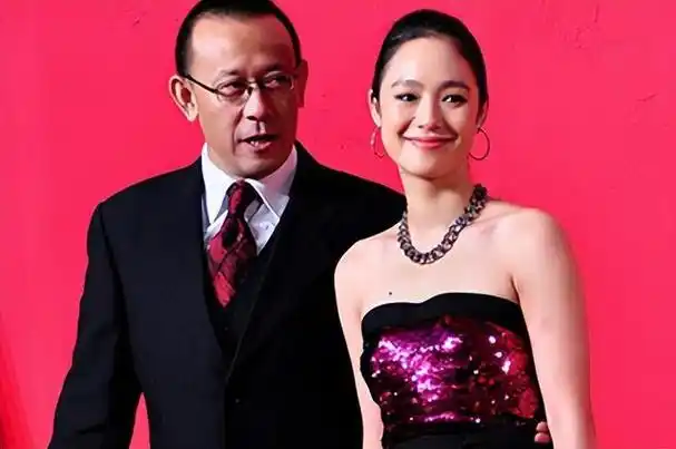 姜文周韵一家最新同框照俩儿子罕露正面身高惊人长相都随爸