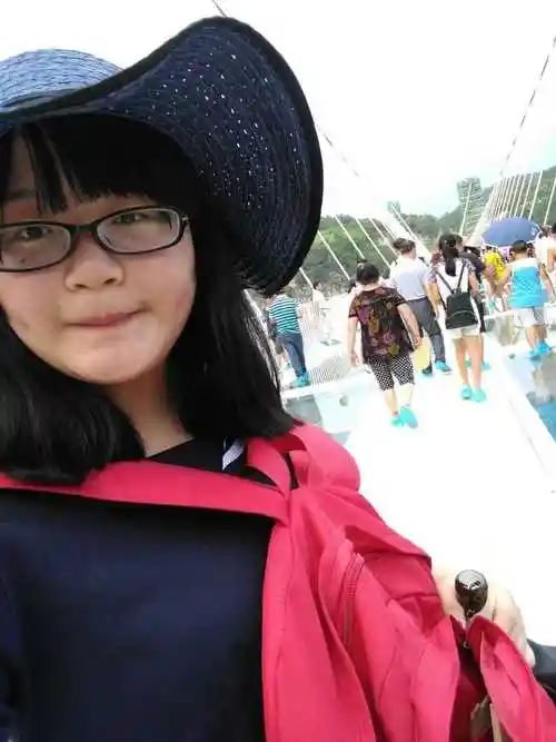 以前是1250度的高度近视,眼镜是传说中的啤酒瓶底.