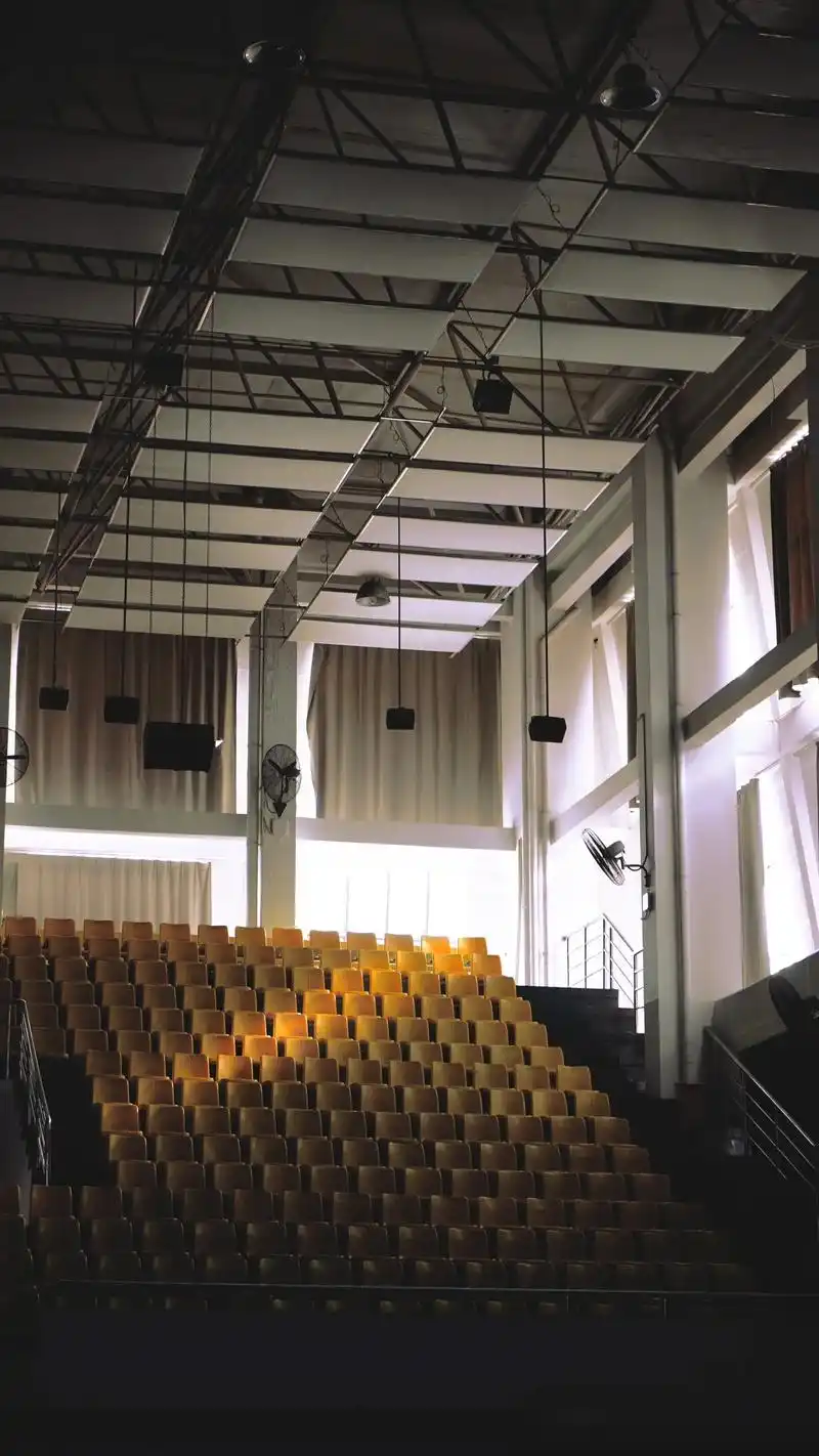 我在舞台上,观众席没有人.#我的摄影日记 - 抖音