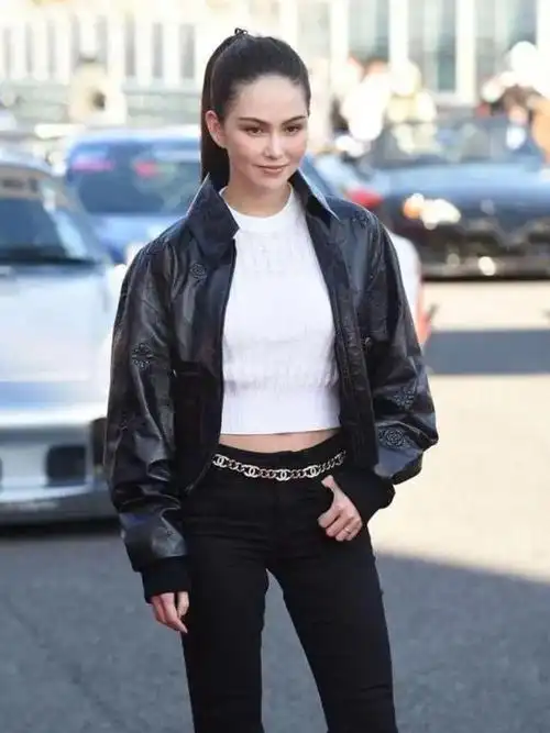 昆凌身穿皮衣又甜又飒