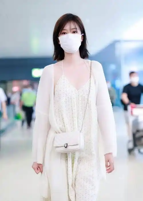 原创乔欣太豪放时尚穿吊带走机场小心用手遮两根带子太没安全感