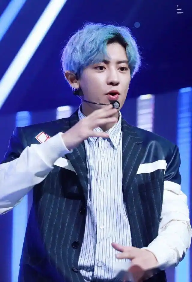 红黄蓝绿粉彩,朴灿烈集齐了彩虹,赏心悦目!