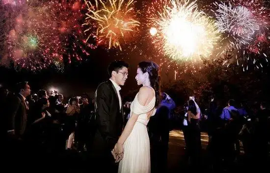 传霍启刚与嫩模游艇温存 总局领导称一直不看好