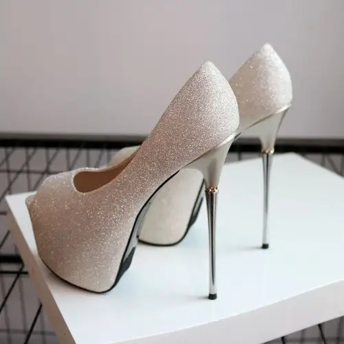 金属钢跟高跟鞋