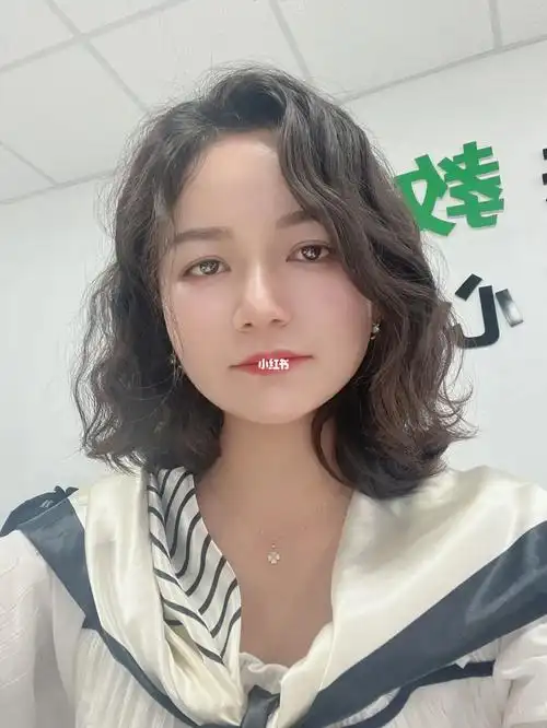 我是天生自然卷沙发,很爆炸的那种,每次拉直过不了两个月,长出来的就