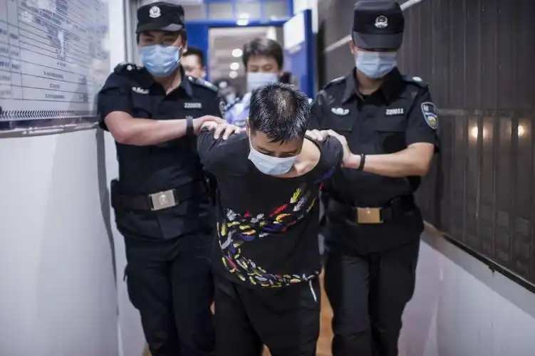 25年前受不了闲言碎语他半夜提刀杀了人