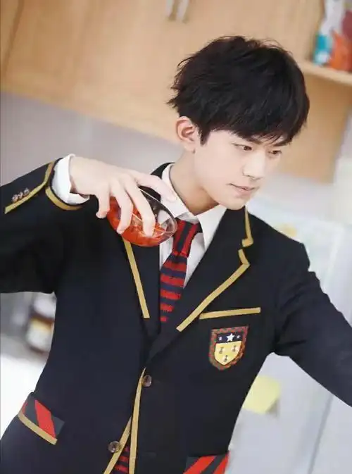 王俊凯王源易烊千玺清纯校服大比拼