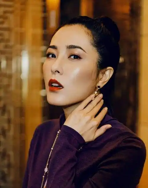 47岁女星曾黎主持央视跨年晚会!