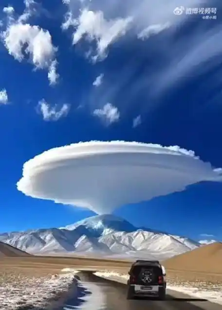 戈壁的云朵,像个大蘑菇,简直太漂亮了