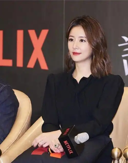 被林心如惊艳了穿二分裙丝袜泡面头亮相怕走光要用抱枕挡住