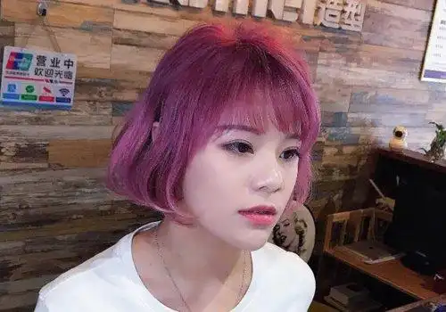 女生卷烫荷叶头清爽一夏 精剪卷烫短头发造型图片_发型造型_宝妈时尚