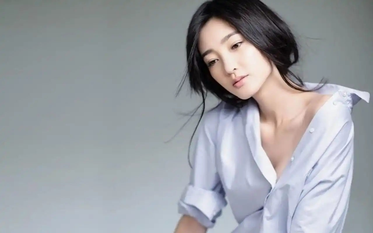 王丽坤:乖巧恬静,不聒噪,恬淡地接受未来