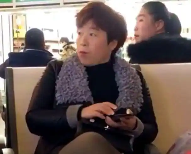 候车大姐神撞脸"青岛贵妇"黄渤,网友:黄渤大哥是你吗?__凤凰网