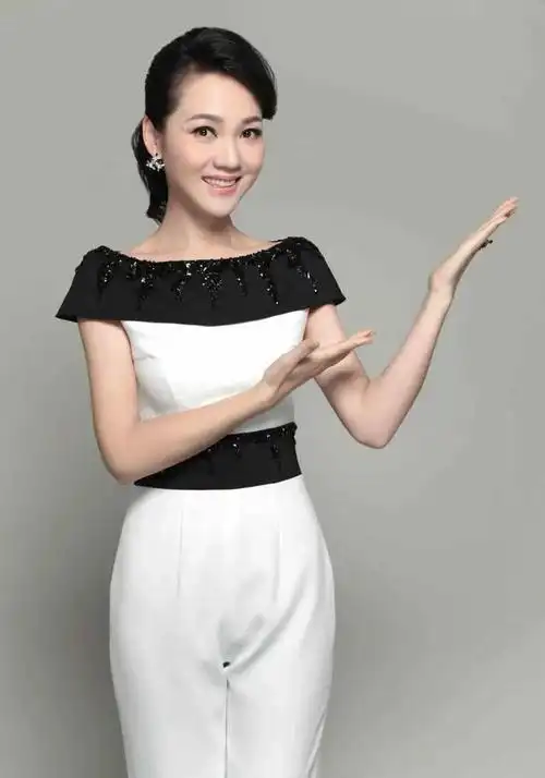 知名美女主持人周群,紧急入院做心脏手术,躺病床手臂插管仍乐观