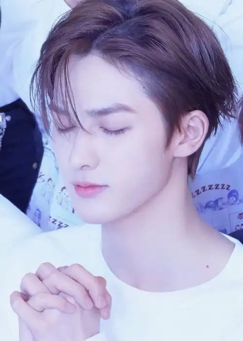 朱正廷侧颜##朱正廷蝴蝶戒指