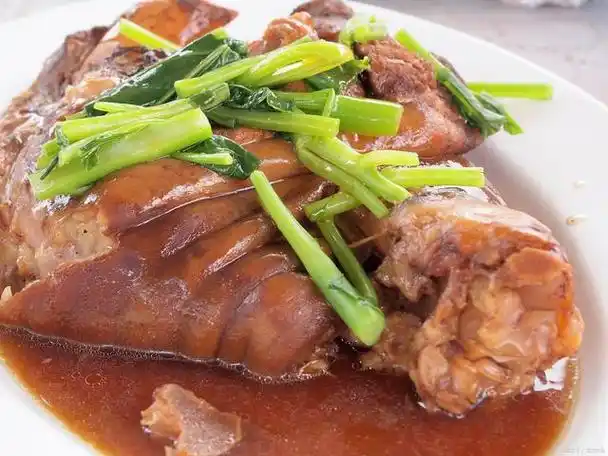 美味的火腿炖肘子!不仅肉质鲜嫩,口感丰富,还有独特的肘子香!