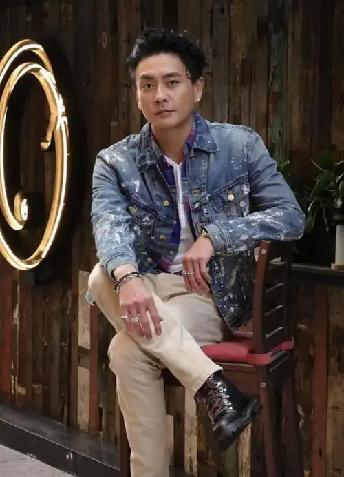 苗侨伟与年轻tvb小生聚会喝红酒聊天无代沟相差20岁称兄道弟