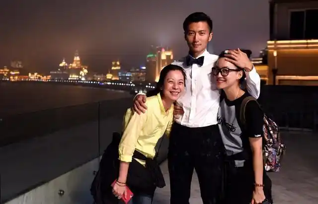 谢霆锋与女经纪人亲密相拥霍汶希赞其帅爆图