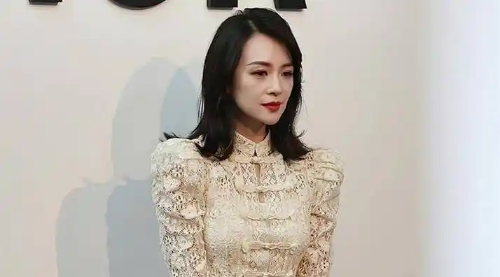 43岁章子怡用力过猛面相变老气,大花气场碾压众女星_套装_造型_姐姐