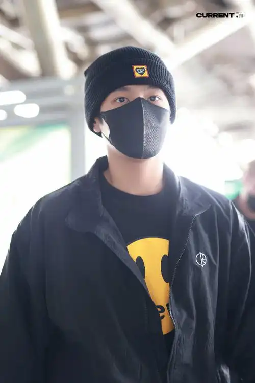 李汶翰全黑造型北京机场出发