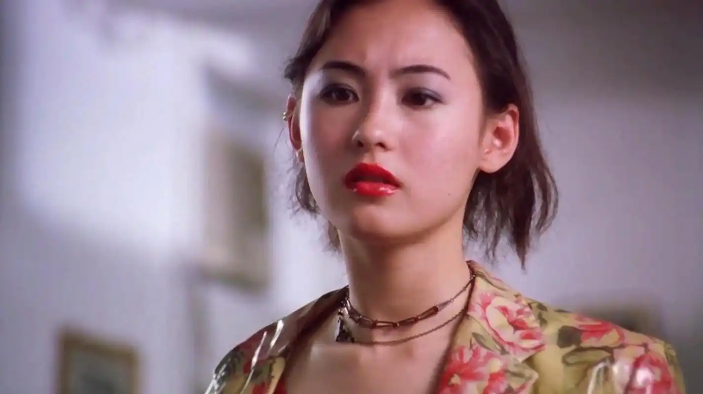 《喜剧之王》片段赏析:尹天仇被柳飘飘暴打,柳飘飘扮清纯学生妹