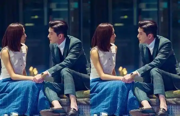 这是张钧甯和张翰的剧照,张翰深情地望着张钧甯,紧握张钧甯的手,满满