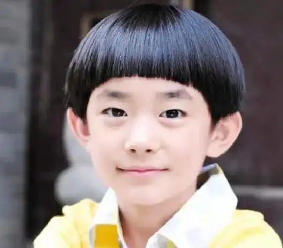 随着时间的推移,妈妈深恐易烊千玺在成长的道路上逐渐疏远,对她的感情