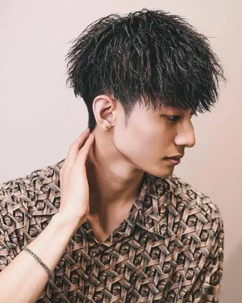 烟花烫锡纸烫摩根烫可以说是当下男士最受欢迎的几种烫发了,蓬蓬的