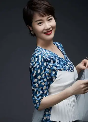 左小青凹造型难逃老态,白色腰封像是"裹胸布",不穿更好