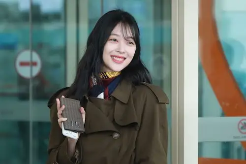 (图/小雨 文/白白)9月3日清晨,演员崔雪莉低调现身仁川国际机场,前往