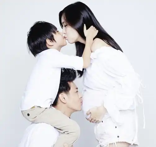 张子萱晒会大肚孕照美艳动人,可怀孕日记却将两个常见字写错!