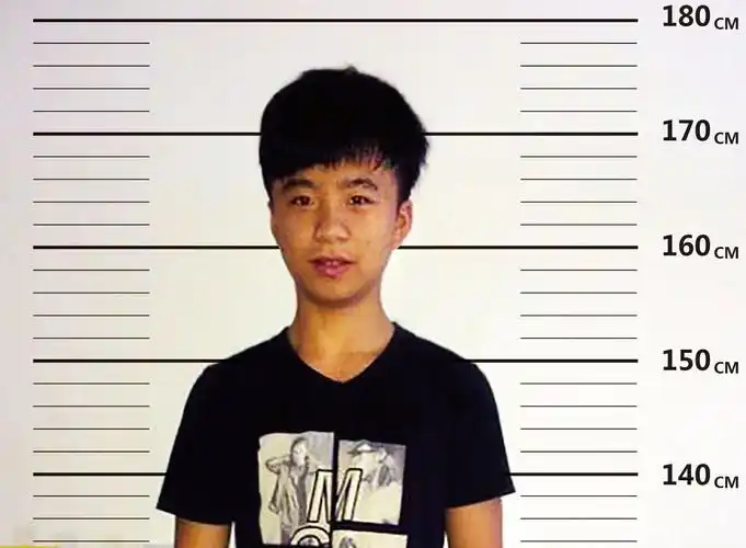 在这张图后面标一个身高标尺图 就是体现我在1米75 左右