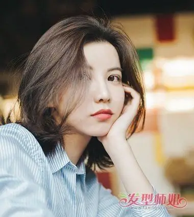 >> 女生中长烫发图片大全 女生烫发种类及效果图女生头发是中长发,梳