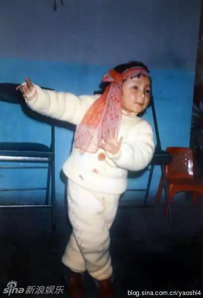 周笔畅穿裙子童年萌照 小丸子头爱踢球似假小子(组图)