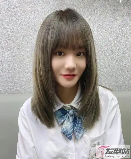 清清爽爽的一款锁骨发,搭配八字刘海,非常减龄瘦脸,很适合鹅蛋脸的