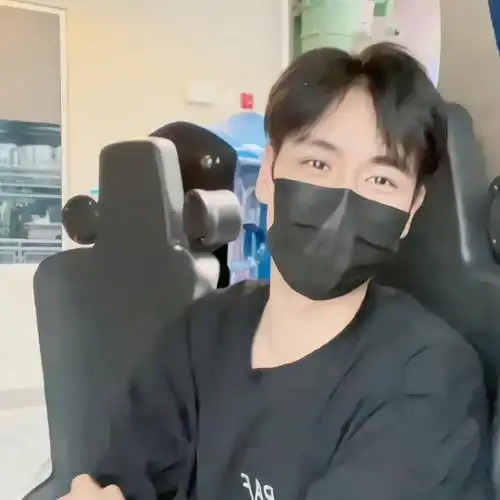 胡一天超话一些素颜帅哥的苏感瞬间#胡一天 请和这样的我恋爱吧