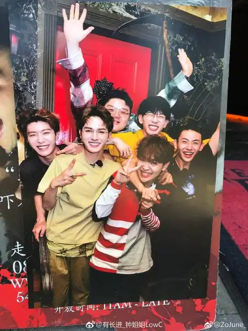 尤长靖青春的花路#来分享一张图的,尤宝和小伙伴在皇后镇鬼屋时的合照