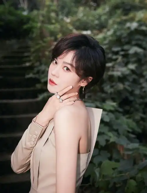 简介:郁可唯性感森林系大片写真图片,分享一组郁可唯图片给大家,图中