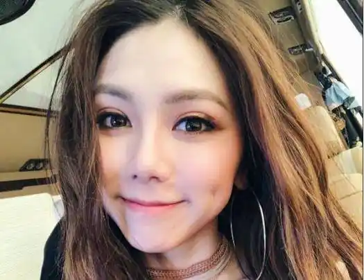 邓紫棋其实出道时间很早,但是在早期竞争太多,而自己的实力又比不上