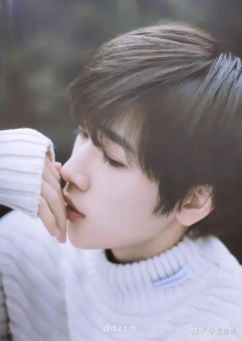 来点小宋宋亚轩近期的帅图神图我是唯粉不要有文或其他的人