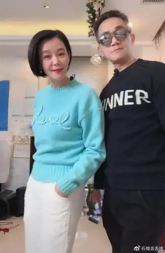 56岁骆达华近0度下水拍戏,嘴唇冻乌紫,挣钱全给老婆买珠宝?