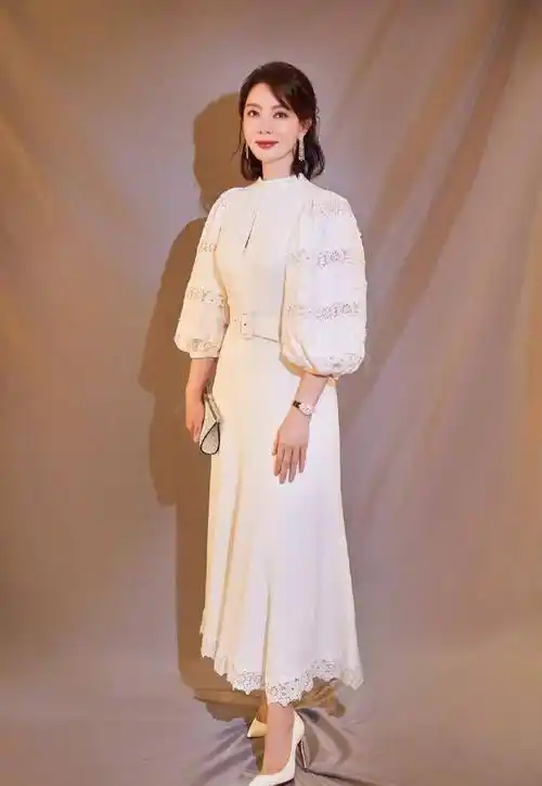 陈数的这款红色连衣裙,搭配上她的烈焰红唇,优雅性感.